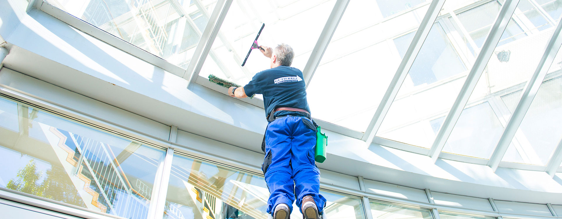 Reinigungskraft am Boden